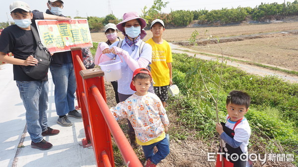 ▲台南市永福國小自閉症巡迴班星星兒家庭們30多人，在東山區台糖鐵道，與台南市政府各機關、中油、民間社團、慈心基金會等團體一起種樹護台南。（圖／記者林悅翻攝，下同）