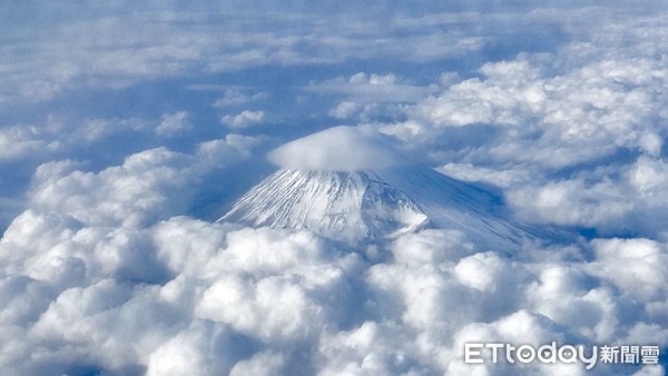 ▲▼富士山見客歡送華航747空中女王。（圖／記者賴文萱攝）