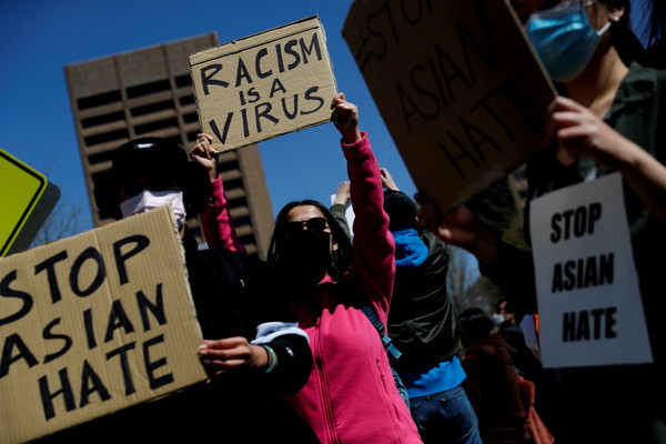 ▲示威者20日上亞特蘭大街頭，呼籲停止仇恨亞裔。（圖／路透）