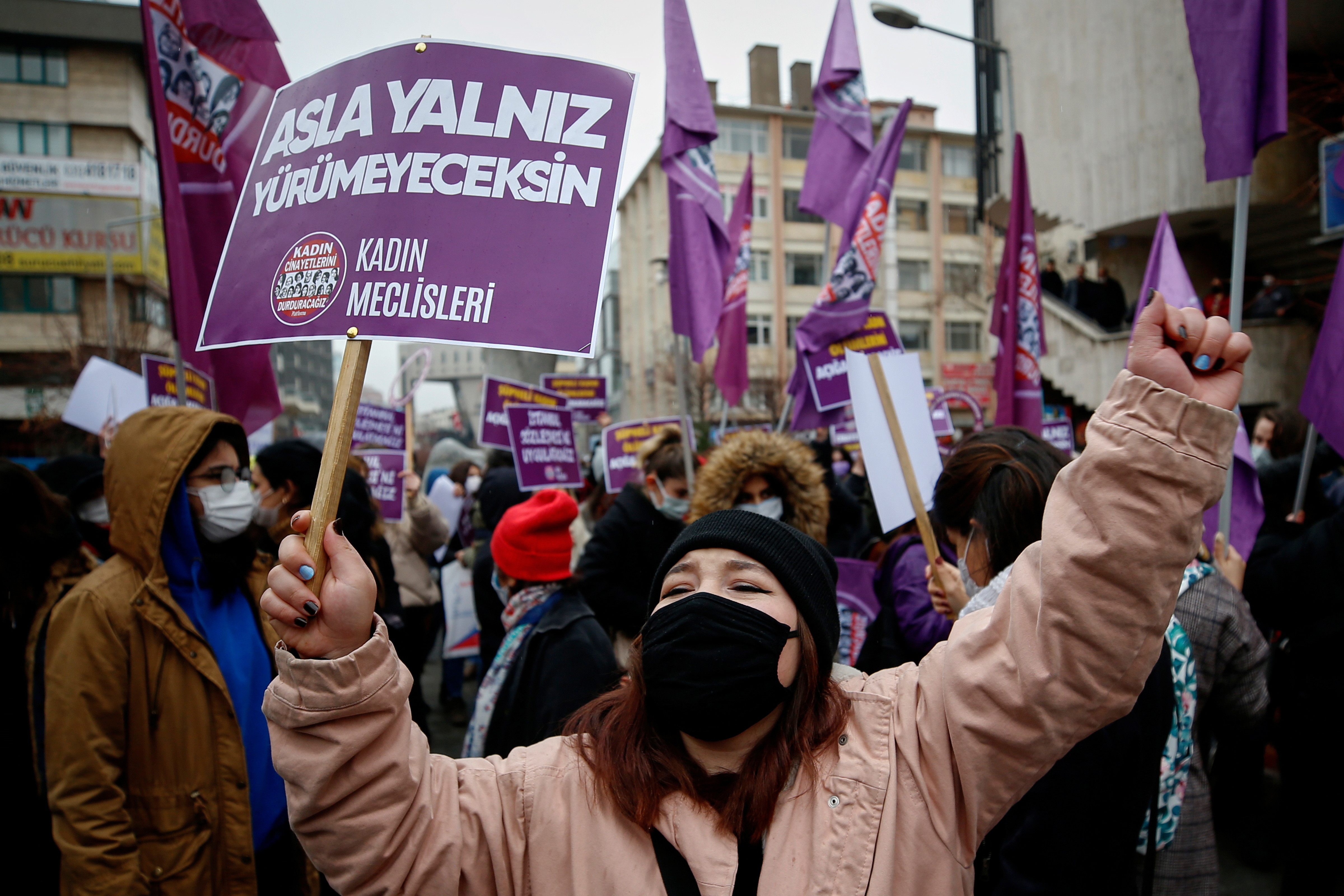 ▲▼土耳其退出預防家暴等針對女性暴力的「伊斯坦堡公約」，數以百計婦女20日冒雨在安卡拉示威，高喊「沒有平等，就不會有正義」，要求當局收回成命。（圖／路透）
