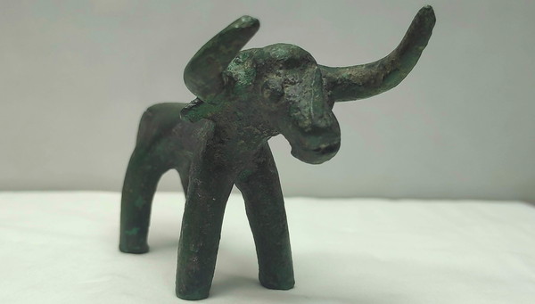▲▼ 希臘考古團隊發現大約3000年歷史的青銅公牛雕像。（圖／路透）