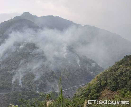 ▲尖石火燒山已燒23小時　雲層厚直昇機飛不了急死人。（圖／記者陳凱力翻攝）