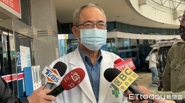 ▲▼西濱死亡車禍，台中童綜合醫院執行長盧立華說明傷者根男情況。（圖／記者李忠憲翻攝）