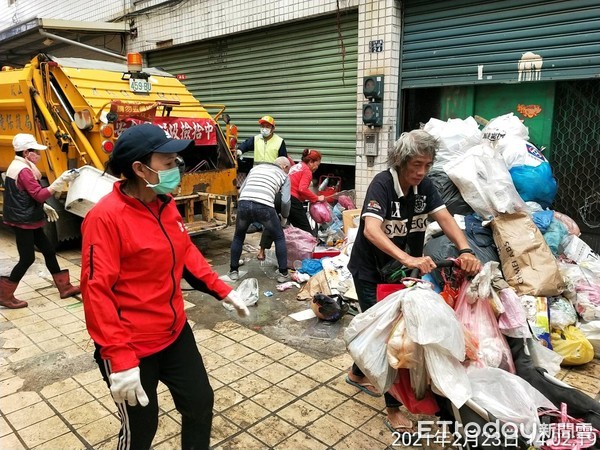 ▲▼環保局2月23日到林婦家稽查，清出垃圾約6立方垃圾車可載運。（圖／高雄市環保局提供）