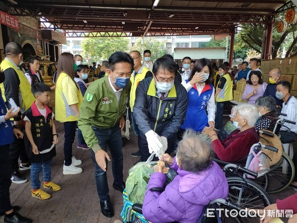 ▲台南市議員蔡淑惠日偕同大符將軍善德會及北極殿主委林國義，特別以行動力挺辛苦農友和弱勢民眾，在南區鹽埕保安宮大放送2000顆鳳梨及2000顆高麗菜，及400份愛心便當。（圖／記者林悅翻攝，下同）