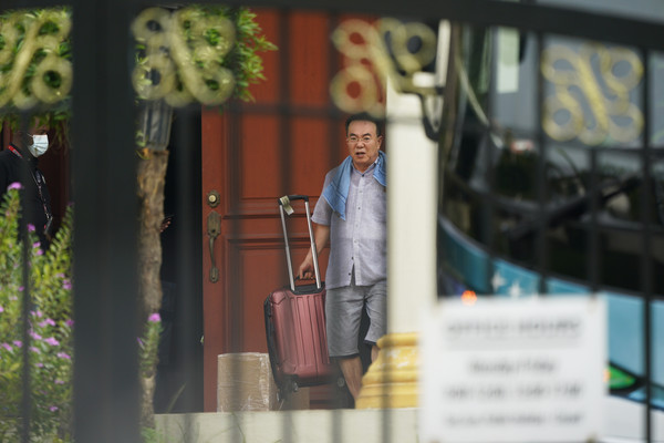▲▼北韓人員準備離開駐馬大使館。（圖／達志影像／美聯社）
