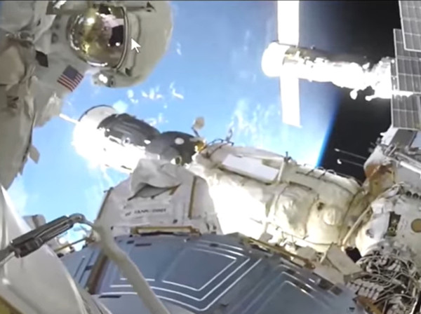 ▲國際太空站太空人身後出現神秘光球。（圖／翻攝自YouTube／MrMBB333）