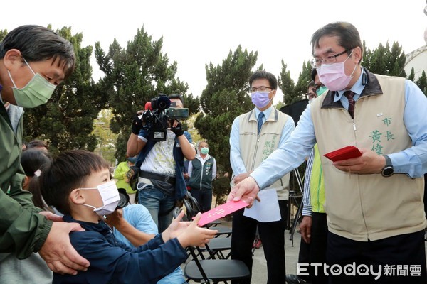  ▲「野孩子肢體劇場」帶來知名劇目《和氣商行》，市長黃偉哲特地到場與鄉親觀賞精彩演出，並發送糖果給小朋友，現場氣氛溫馨歡樂不已。（圖／記者林悅翻攝，下同）