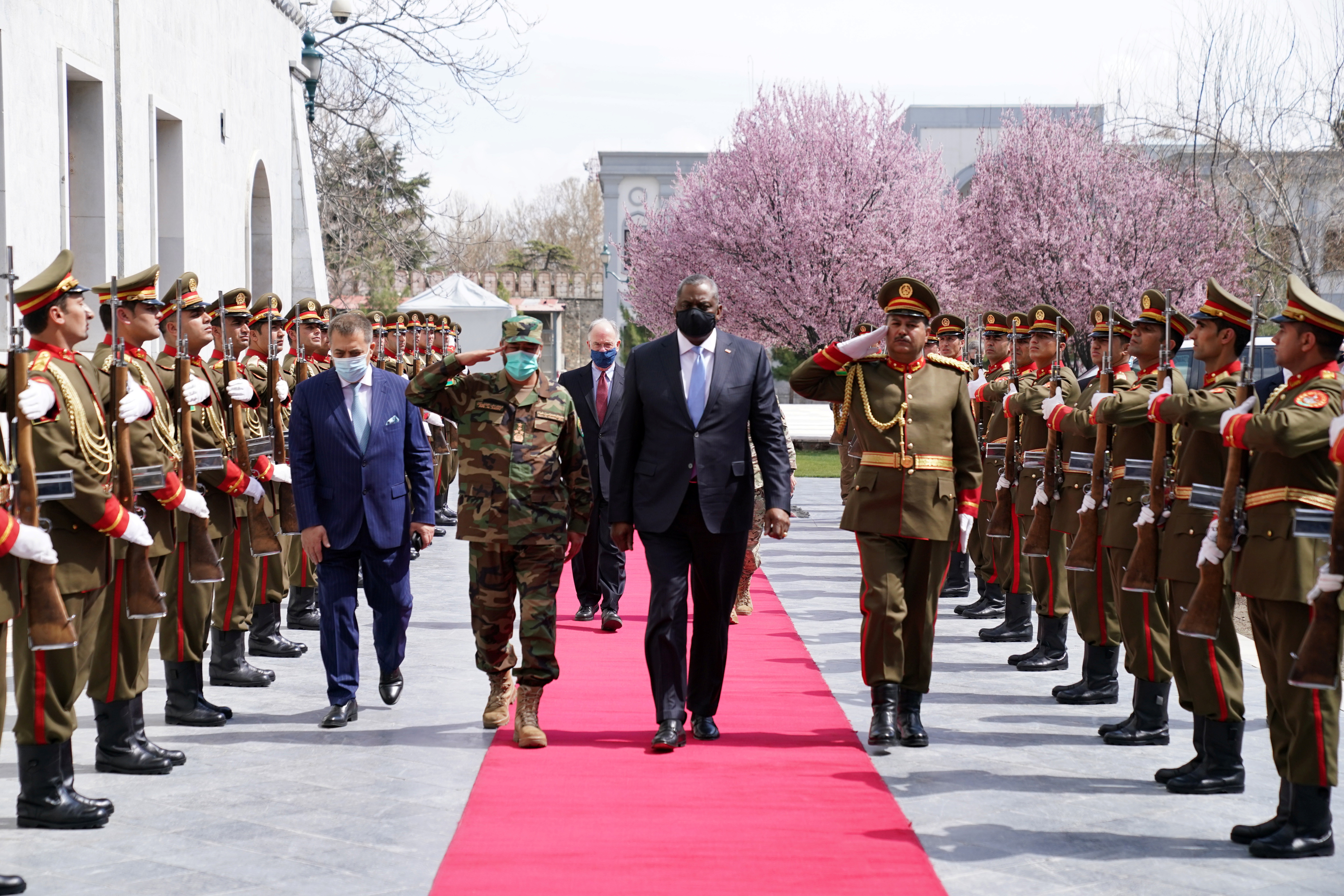 ▲▼美國國防部長奧斯汀（Lloyd Austin）出訪阿富汗，會晤總統甘尼（Ashraf Ghani）。（圖／路透）