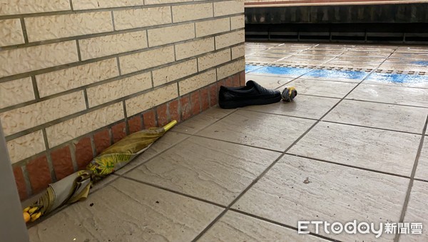 ▲▼月台上遺留男子的鞋子及雨傘，警方到場採證，在月台上找到男子的藥袋。（圖／記者游宗樺攝）