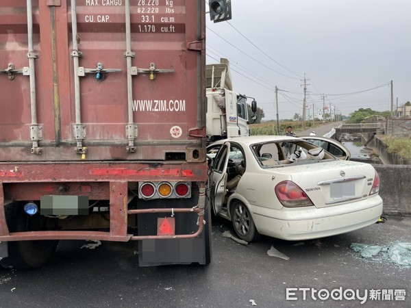 ▲▼台南「超載轎車」撞上轉彎貨櫃車！4人拋飛、2人慘受困車內。（圖／記者林悅翻攝）