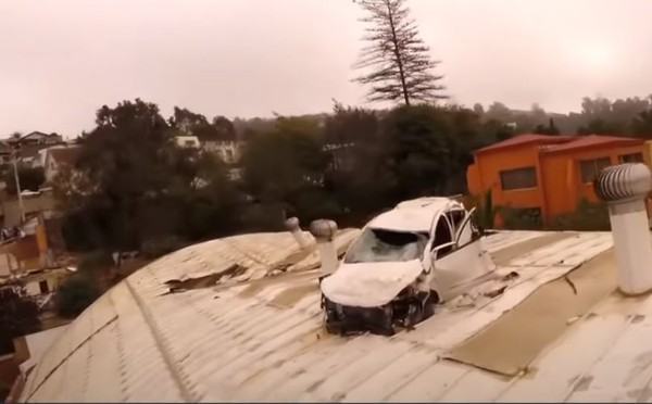 ▲▼智利日前發生一起誇張車禍，事故車輛宛如電影中的「空中飛車」從山坡衝出，並飛躍了30公尺。（圖／翻攝自YouTube／T13）