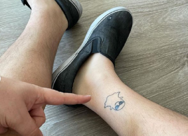 ▲▼阿爾貝托（Evan Alberto）在腳踝上刺了snapchat的logo。（圖／翻攝自IG／thecardguy）