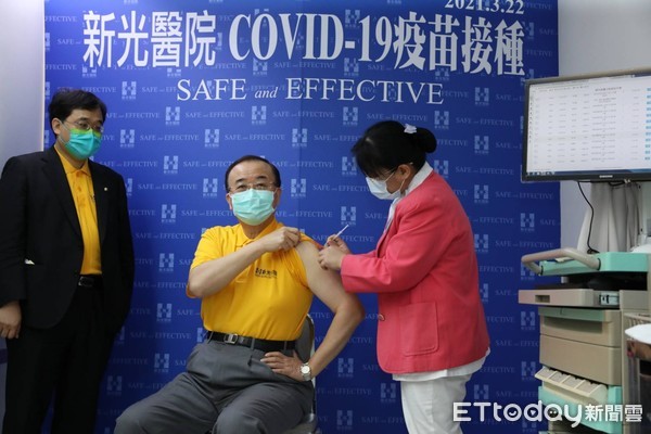 ▲▼新光醫院院長、副院長帶頭施打AZ疫苗。（圖／記者屠惠剛攝）