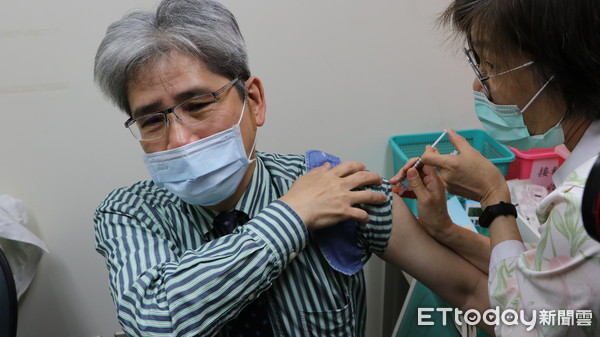 ▲▼北榮醫護人員接種新冠疫苗。（圖／北榮提供）