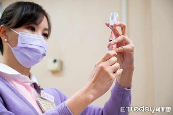 ▲▼行政院長蘇貞昌今天接受AZ疫苗接種。（圖／行政院提供）