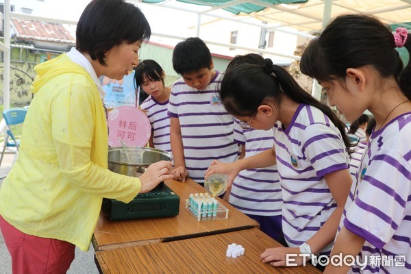 ▲南大附小彩虹斑馬志工隊進行兩天一夜戶外教育自主學習課程，到屏東四鄉鎮探索可可到巧克力的製程及可可護唇膏的製作，感受我國製作巧克力的真實力。（圖／記者林悅翻攝，下同）