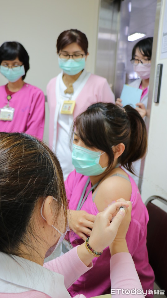 ▲▼北榮醫護人員接種新冠疫苗。（圖／北榮提供）