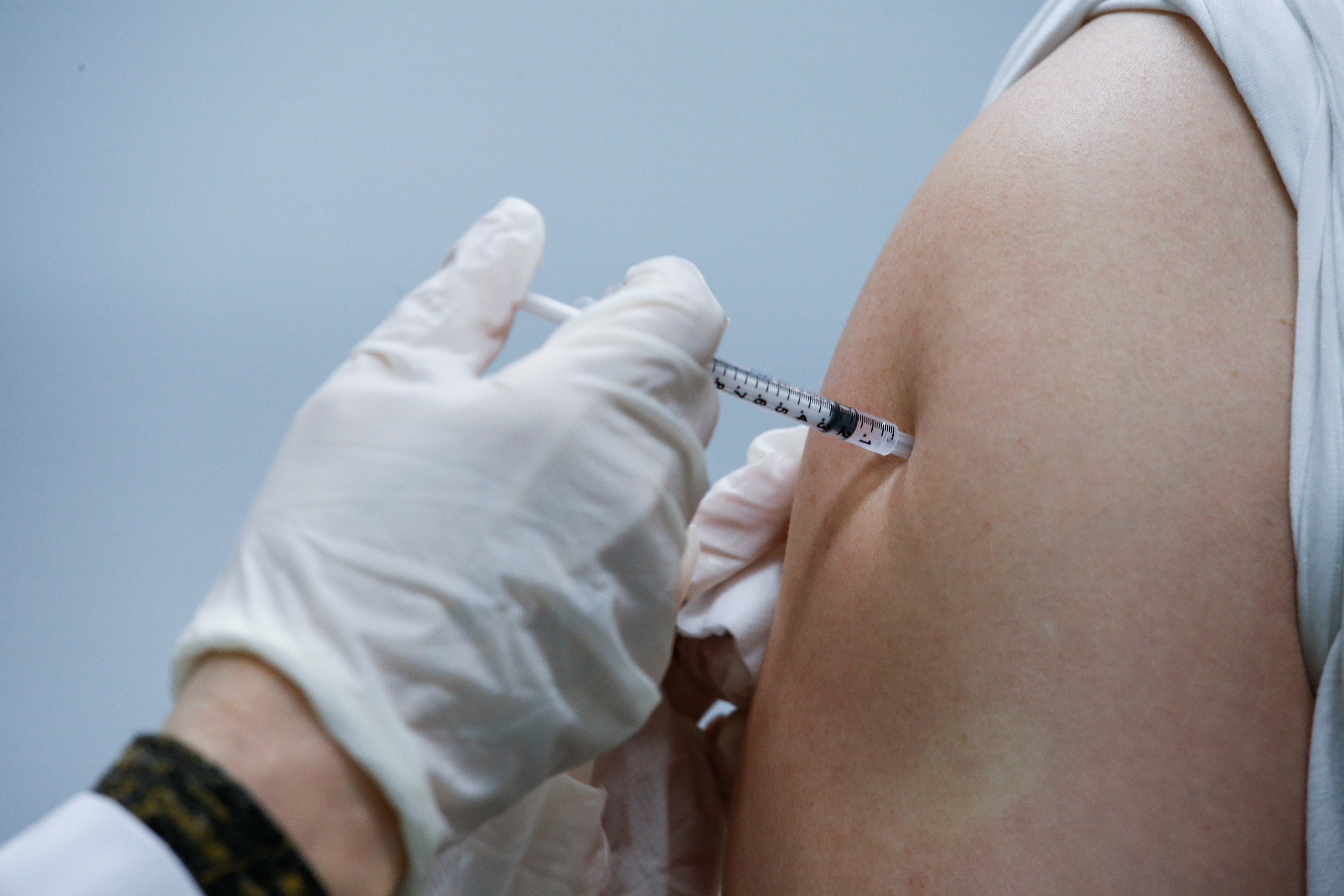 ▲▼接種AZ疫苗後，該部位可能會肌肉痠痛，副作用36個小時以內消失。（圖／路透社）