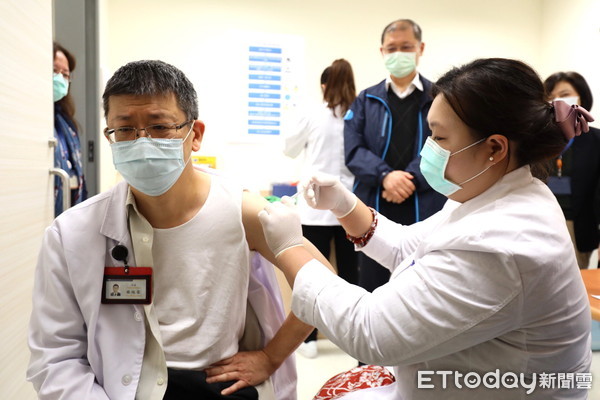 ▲▼AZ疫苗開打日，陽大醫院院長楊純豪（上圖）等30人施打以守護宜蘭。（圖／記者游芳男翻攝，下同）