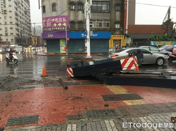 ▲板車因未綑綁以致鋼板掉落。（圖／桃園警分局提供）