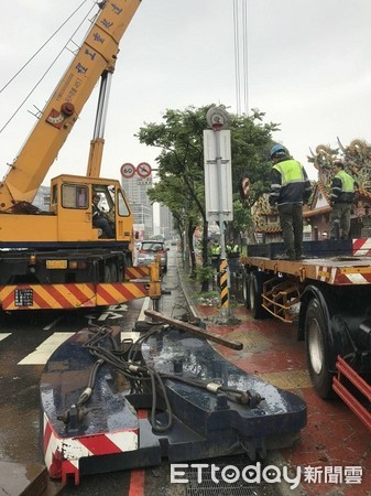 ▲▼警方協助疏導交通及排除障礙，以利人車通行。（圖／桃園警分局提供）