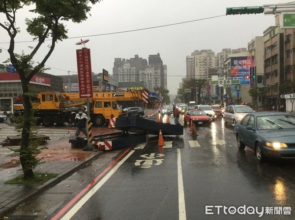 ▲▼警方協助疏導交通及排除障礙，以利人車通行。（圖／桃園警分局提供）