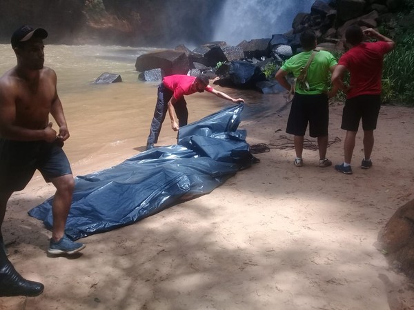 ▲▼42m瀑布自拍　她腳滑「友急拉」兩人墜亡。（圖／翻攝自Facebook／Londrina News Notícias）