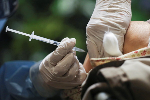 ▲▼哥倫比亞為民眾接種大陸科興新冠疫苗。（圖／路透社）