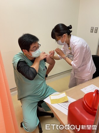 ▲台南市立安南醫院陸乃甄督導率先施打AZ疫苗，接下來由登記施打疫苗的醫護人員進行施打。（圖／記者林悅翻攝，下同）