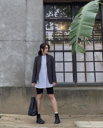 ▲小蠻曬孕肚。（圖／翻攝小蠻IG）