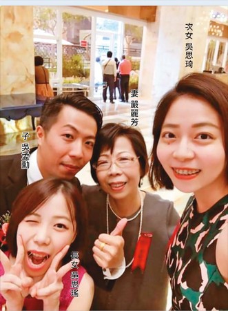 吳健榮與妻子嚴麗芳、兒子、媳婦和二個女兒，一家六口全都寄生市府任職。（翻攝臉書）