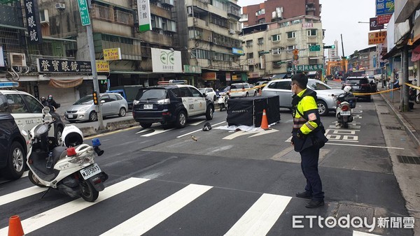 ▲北市信義區福德街路口23日清晨6點50分左右發生老婦人過馬路遭輾斃的死亡車禍。（圖／記者張君豪翻攝）