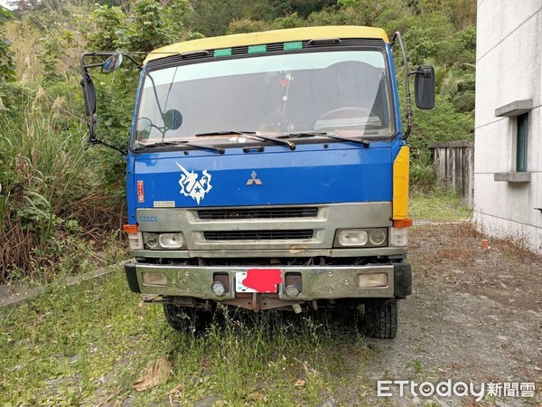 ▲▼重10噸之茄苳樹，未經地主同意遭砍伐後，準備運至外縣市販賣。（圖／台東縣警察局提供）