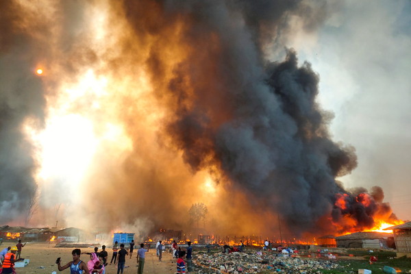 ▲孟加拉科克斯巴扎爾（Cox`s Bazar）的洛興雅人難民營發生火災。（圖／路透）