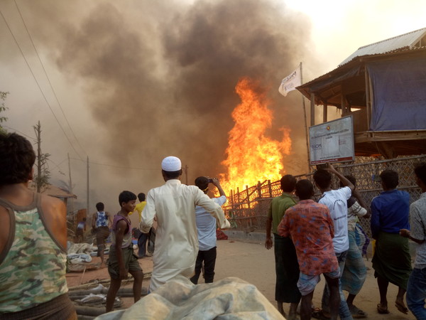 ▲孟加拉科克斯巴扎爾（Cox`s Bazar）的洛興雅人難民營發生火災。（圖／路透）