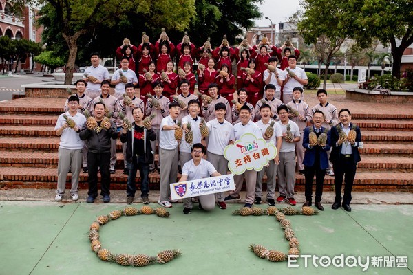 ▲長榮中學家長會募資預購台南鳳梨大約200箱，除了幫助農民，也讓學校在課程中，讓學生學習研發多項與鳳梨相關的產品。（圖／記者林悅翻攝，下同）