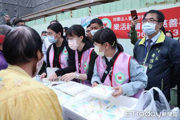 ▲嘉南藥理大學的樂活LV志工社團等單位發起公益活動「為愛行動，友你真好」，在台南火車站發送便當予街友，市長黃偉哲也到場響應。（圖／記者林悅翻攝，下同）