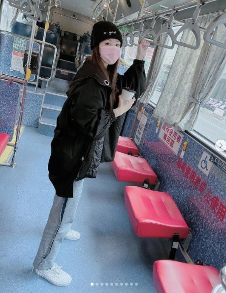 ▲毛帽女「搭公車」遊台南…踩點7美食名店　一看竟是大咖歌手。（圖／翻攝自Instagram／n_a_n_a_l_e_e）