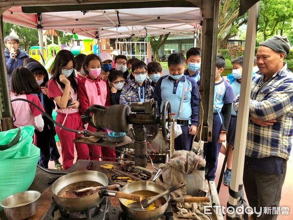 ▲三和國小食農教育「春耕趣」 學童五感體驗傳統下田插秧。（圖／新北市三和國小提供）