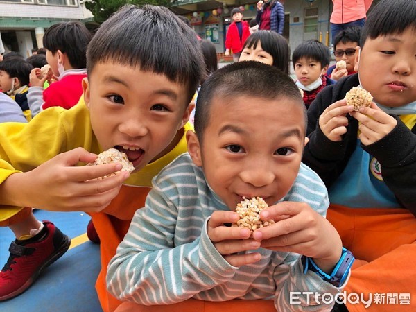 ▲三和國小食農教育「春耕趣」 學童五感體驗傳統下田插秧。（圖／新北市三和國小提供）