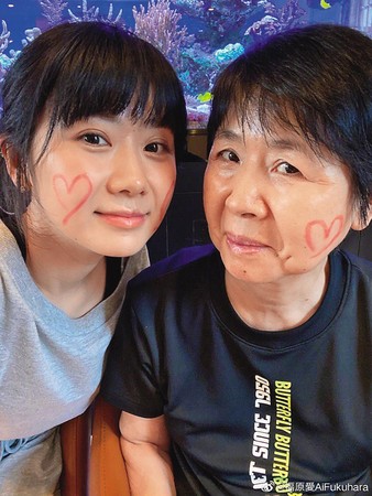 福原愛（左）一度把愛媽（右）留在台灣給江家照顧，不久前愛媽終於返回日本。（翻攝自福原愛微博）