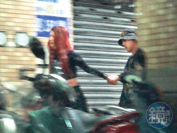 3月7日01：35，一回到新北市永和，紅髮辣妹（左）就牽著洛克（右）的手直奔進家門。