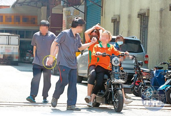 2021.03.16  12：05「路邊撩妹」北所男受刑人午休時間外出用餐，還在路邊公然拿著菸（黃圈處）撩妹。