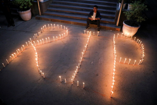 ▲▼住在印度新德里的緬甸居民為死者們舉行燭光守夜活動。（圖／路透）