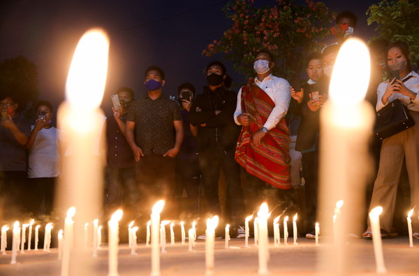▲▼住在印度新德里的緬甸居民為死者們舉行燭光守夜活動。（圖／路透）