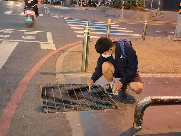 ▲台南一中學生蹲在路邊撿拾菸蒂，被路過民眾拍下PO文分享，受到網友狂讚分享。（圖／吳勝宏提供）
