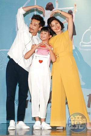 近年成功跨足戲劇圈的于子育（右），是後輩眼中最沒架子的前輩。左為陳竹昇、中為吳以涵。