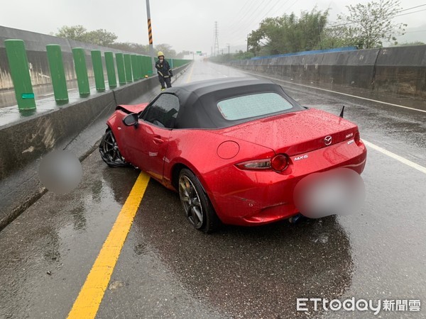 ▲1輛馬自達雙門敞篷車，因天雨路滑不慎失控自撞護欄，造成車頭損毀駕駛受傷送醫。（圖／記者黃孟珍翻攝）