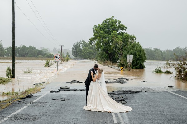 ▲▼新人,結婚,洪水,新南威爾斯州,直升機。（圖／翻攝自twitter／@KatelFog）